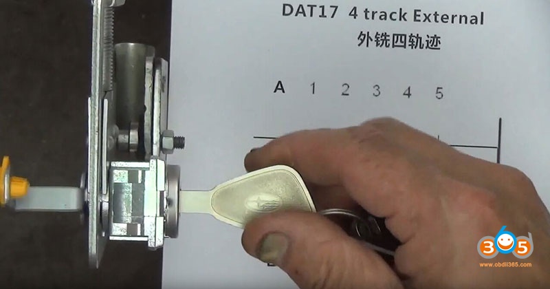 how-to-use-Lishi-DAT17-2in1-Pick-Decoder-Tool-2